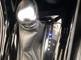 操作しやすいATシフトです。シフトチェンジを気にしなくてよいので運転だけに集中できますね。自然と手に届くところにある、手になじむ形状のシフトノブがいいですね。