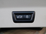 【パワーテールゲート】電動パワーゲートです。開閉がボタン1つで開け閉め行えます。また、状況に応じてのトランクハッチ開閉量を簡単に設定可能です。スマートオープナーも便利な機能です。ぜひお試しください。