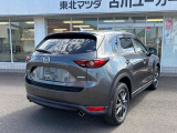 左右へ広がるリアランプと大きな荷室の開口部が、後ろ姿の安定感と使いやすさを支えます。後続車から見た存在感にも配慮しながら、荷物を出し入れしやすい形にまとめた、マツダのSUVの設計です。