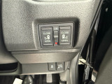 両側電動スライドドアです。リモコンや運転席スイッチ、ドアハンドルの操作で自動開閉。お子さまを抱きかかえている時や荷物の多い時などに便利です。