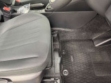 運転席シート足元です。