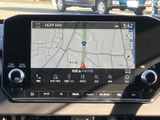 地図上に現在地や周辺の道路が表示され、目的地までの道順を確認する際に役立ちます。縮尺や案内表示も画面から選べるため、慣れない場所へのお出かけにも便利です。