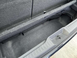 ラゲッジフロア下に広がる深さのある大容量アンダーボックス。普段使わない洗車用品や工具、ベビーカーなどの立てて積みたい荷物もすっきり収納可能です。
