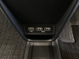 セレクトレバーの下に、スマートフォンなどの充電可能なUSB端子が2個、音源などの外部入力の可能なUSB端子が1個ついています。移動中に充電もできるので便利です。