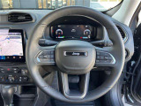 握りやすく運転しやすいステアリングはヒーター機能付きで冬場も安心です。