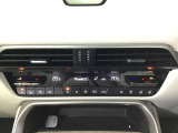 運転席/助手席が独立して調節可能な花粉除去フィルター付きフルオートエアコンです。