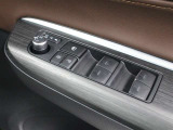 運転席からも操作可能な全席パワーウィンドウが装備されています。