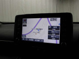 スマートフォンとの連携を可能にした8インチのディスプレイオーディオにはナビキットを採用。フルセグTV、AM/FM、Bluetooth/USB入力に対応しています。(T‐Connectは別途有料)