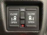 【両側パワースライドドア】両側がパワースライドドアになっており、運転席のスイッチやスマートキーでも開閉が可能です!開口部も広いので乗り降りも楽々♪