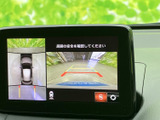 画面では車両周囲や後方の様子を確認でき、駐車時の安全確認をサポートします。複数の表示で周囲を把握しやすく、狭い場所での駐車にも役立ちます。