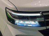 対象物が見やすく白く明るい光で夜間走行をサポートするフルLEDヘッドランプ(サイドビューランプ、クリアランスランプ、オートレベリング機能付き)を装備