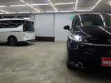 当店では専任のメカニックが大切なお客様のお車を一台一台丁寧に整備いたします。自社認証工場にてリフトアップし下回りまでキッチリ検査いたします。