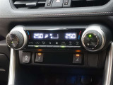 左右独立式のデュアルオートエアコン付きなので、ドライバー、同乗者の方も快適に過ごせます☆