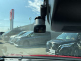 クルマの、前後ドライブレコーダー装備です。事故やあおり運転などの状況を客観的な映像証拠として残せることにより、トラブル解決や抑止に役立ちます。