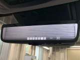 デジタルインナーミラー付き。後方視野角が広く、後席に同乗者がいても後方を確認しやすく安心です。