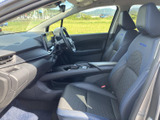 前席はシートの形状や座面の広がりが確認でき、運転席から助手席までまとまりのある室内です。開口部から光が入り、周囲を見渡しやすい印象も魅力です。