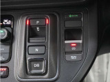 シフトはボタン操作となっており、直感的な操作性により、ドライバーの快適な運転を支援。P・N・Dは押す、Rは引くという人間の感覚にマッチした操作感です。