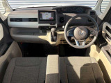 運転席廻りの画像です。操作スイッチ類もキレイな状態です。専門のスタッフが内外装を清掃・きめ細かい箇所までクリーニングしています
