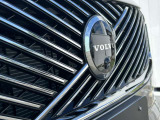センターを斜めに大きく横切るラインと黒字にシルバーのアイアンマークがボルボのエンブレム。下部にはフロントカメラを内蔵しています。