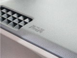 ◆助手席エアバッグ◆SRSエアバッグは、シートベルトだけでは防ぎきれない衝突時の衝撃から乗員を守るための安全装置。衝突時に瞬時に膨らみ、頭部や胸部がダッシュボードに直接衝突するのを防ぎます。
