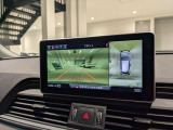 【サラウンドビューカメラ】車両の4つのカメラから得た映像を合成し、上空から眺めているような映像をモニターに映し出します。車両周辺の歩行者や障害物などの発見に役立ちます。