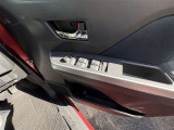 運転席パワーウィンドウスイッチとドリンクホルダーです。