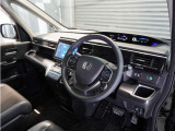 ◆視界広々で非常に運転しやすくロングドライブでも疲れを感じさせないすっきりとまとまったインパネ周りです。