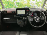 運転席まわりは視界が広く、前方や左右の確認がしやすいレイアウトです。シートに腰掛けた際も周囲を見渡しやすく、日々の移動を落ち着いて始められる空間です。