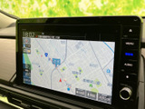 周辺の道路や現在地を地図上で確認でき、目的地へ向かう際のルート把握に役立ちます。道路や施設の表示が画面いっぱいに広がり、出発前の行き先確認にも活用しやすい装備です。