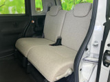 後席はゆったりと横に並んで座れる形状で、明るい色合いが車内に落ち着いた印象を添えます。大きく開いたドアから乗り降りしやすく、同乗者にも使いやすい空間です。