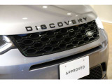 アイガー・グレイの質感あるペイントに「DISCOVERY」の文字とブラックグリルが重なります。流麗なボンネットラインとともに、すっきりと洗練されたデザインを作り出しています。