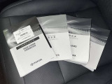 メンテナンスノート、取扱説明書です。 その車の整備記録が事細やかに記録されています。 車が生まれてから今までどのような道を歩んできたのか判るとても重要な物ですよ。