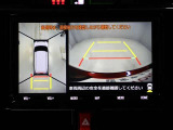 パノラミックビューモニターを装備。駐車場や交差点でクルマを真上から見るように周囲を確認できます。機能の詳細は販売店スタッフまでおたずねください。