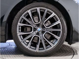 BMWの純正アロイホイールは軽量かつ強度にも優れているホイールで走行性能を引き上げる設計になっております。足元にもBMWは妥協がなくこだわっている個所になります。