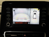 パノラミックビューモニターを装備。駐車場や交差点でクルマを真上から見るように周囲を確認できます。機能の詳細は販売店スタッフまでおたずねください。