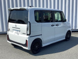 NBOXカスタムは後ろ姿も大型ルーフスポイラーが目立ってカッコイイですね(^^♪