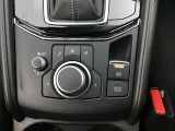 コマンダーコントロール。スイッチを探すことなく自然に手を下した位置に配置。手元を見ることなく、各種操作が行えます。
