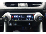 ★運転席と助手席でそれぞれお好みに合わせて温度設定が行えるフルオートエアコンです。外気温や室温、日射量を感知し、吹き出し温度、風量を緻密に制御します