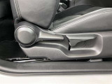 運転席上下アジャスター付きです。