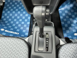 【フロアシフト】インパネシフトが多いコンパクトカーですが、フロア式を使い慣れた方も多いと思います♪