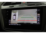 車庫入れなどに便利な【リヤビューカメラ】。【アラウンドビューカメラ】は、車両を上空から見下ろしたような映像で周囲を確認でき、駐車や狭い道での取り回しをサポートします。