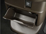 ◆センターロアボックス◆インパネ中央の下部には、ごみ箱としても使用する事ができるセンターロアボックスを装備しております。