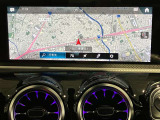 美しいグラフィックによる地図表示、ETC2.0対応VICSの広域渋滞情報を考慮したルート案内が可能。高精細ワイドディスプレイの美しい地図表示。更に、ITSスポットやVICSサービスで、より正確な渋滞情報が確認可能。
