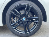 BMWならではの卓越した走りを支えるホイールと足回りです!日本車の走りに慣れている方にもぜひ体感して頂きたいほど、高いレベルでまとまっています!純正18インチアルミホイール。
