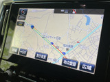 地図上に道路や周辺施設が表示され、現在地周辺を確認しながら目的地までの移動をサポートします。画面下部の案内表示も見やすく、行き先の確認やルート選びに役立つ装備です。