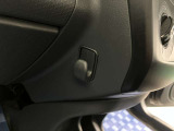 【ショッピングフック】買い物袋などを引っ掛けるためのショッピングフックが付いています。