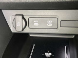 スマートフォンやお手持ちの機器のバッテリー残量が少なくなっても、運転中に充電ができるので安心ですね!
