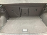 ●すっきりとした見た目のスクエア形状のラゲッジスペースです。また荷物が多い時、急なお買いものの際にもリヤシートを倒していただくことにより十分なスペースを確保できます。
