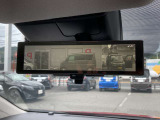 スマートルームミラー・後部座席に人が座っている時や、荷物が多い際でも後方確認がしやすいです。