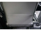 シートバックには便利なポケットを装備しています。車内に散らかりがちな細々としたものやタブレット、雑誌などを収納出来るのでスッキリ片付きます。
